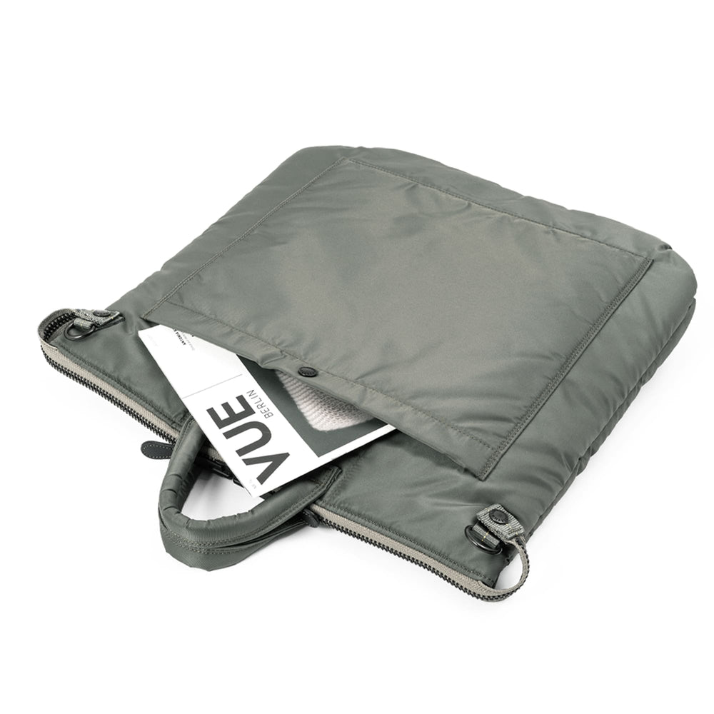 
                      
                        【Edition 30】【数量限定】FLYER’S reflection HELMET BAG トート M HRF-0140N
                      
                    