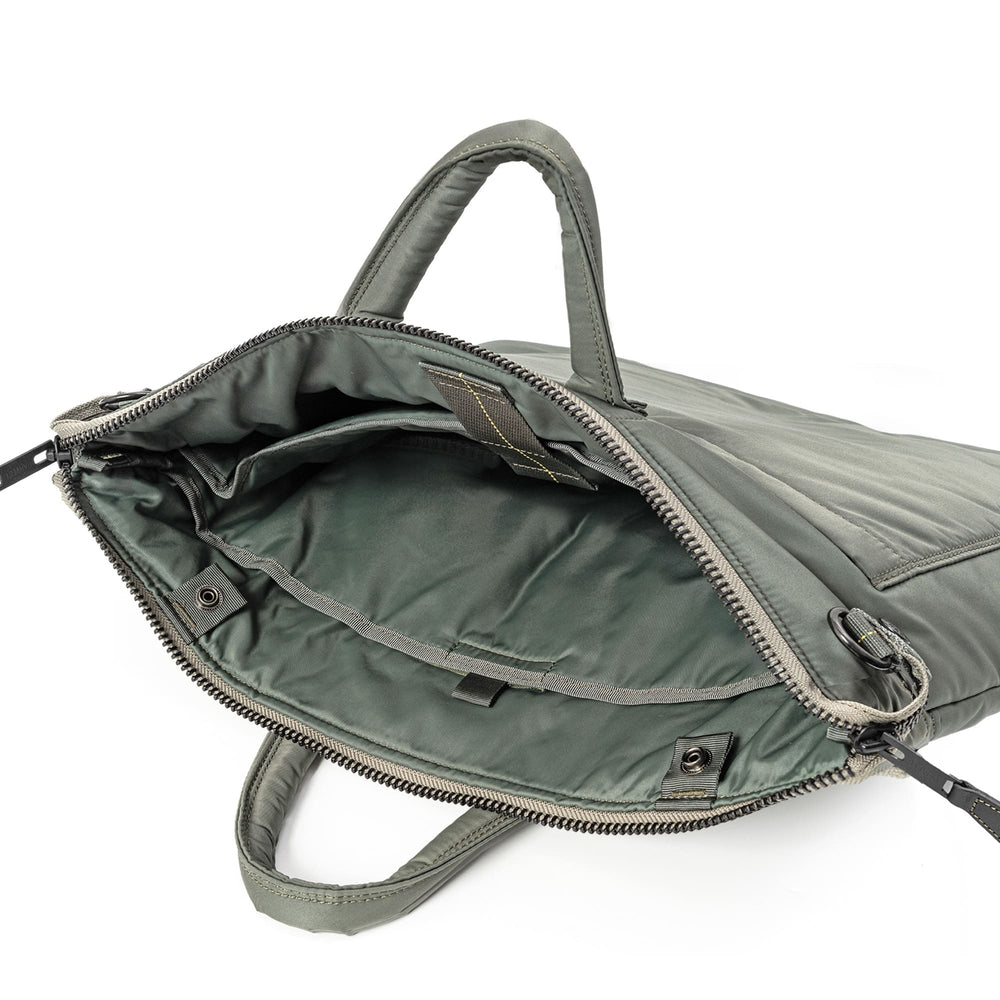 
                      
                        【Edition 30】【数量限定】FLYER’S reflection HELMET BAG トート M HRF-0140N
                      
                    