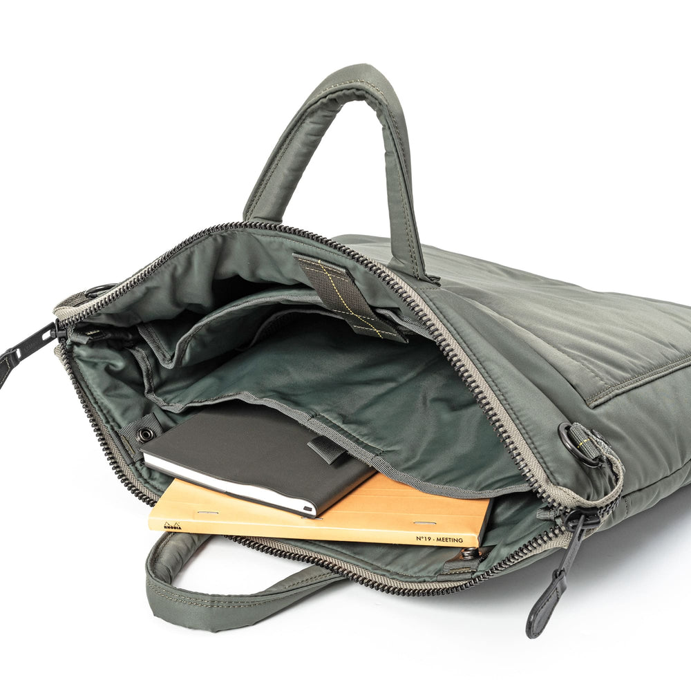 
                      
                        【Edition 30】【数量限定】FLYER’S reflection HELMET BAG トート M HRF-0140N
                      
                    