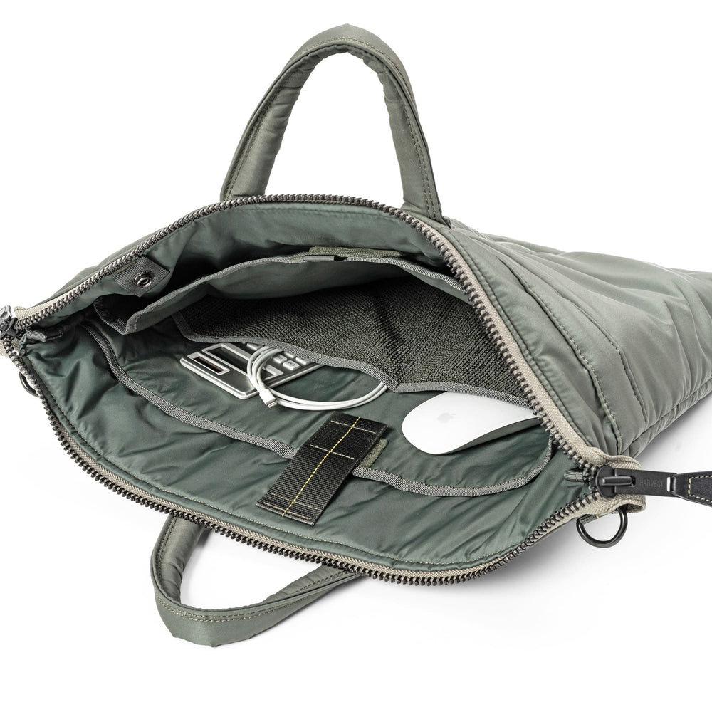 
                      
                        【Edition 30】【数量限定】FLYER’S reflection HELMET BAG トート M HRF-0140N
                      
                    