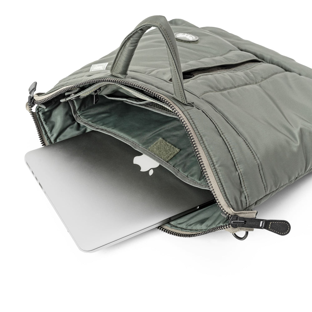 
                      
                        【Edition 30】【数量限定】FLYER’S reflection HELMET BAG トート M HRF-0140N
                      
                    