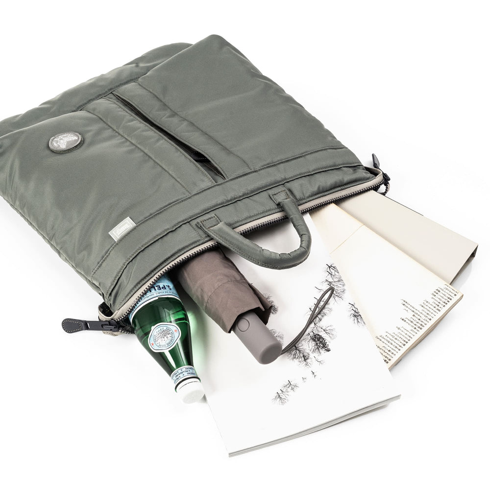 
                      
                        【Edition 30】【数量限定】FLYER’S reflection HELMET BAG トート M HRF-0140N
                      
                    