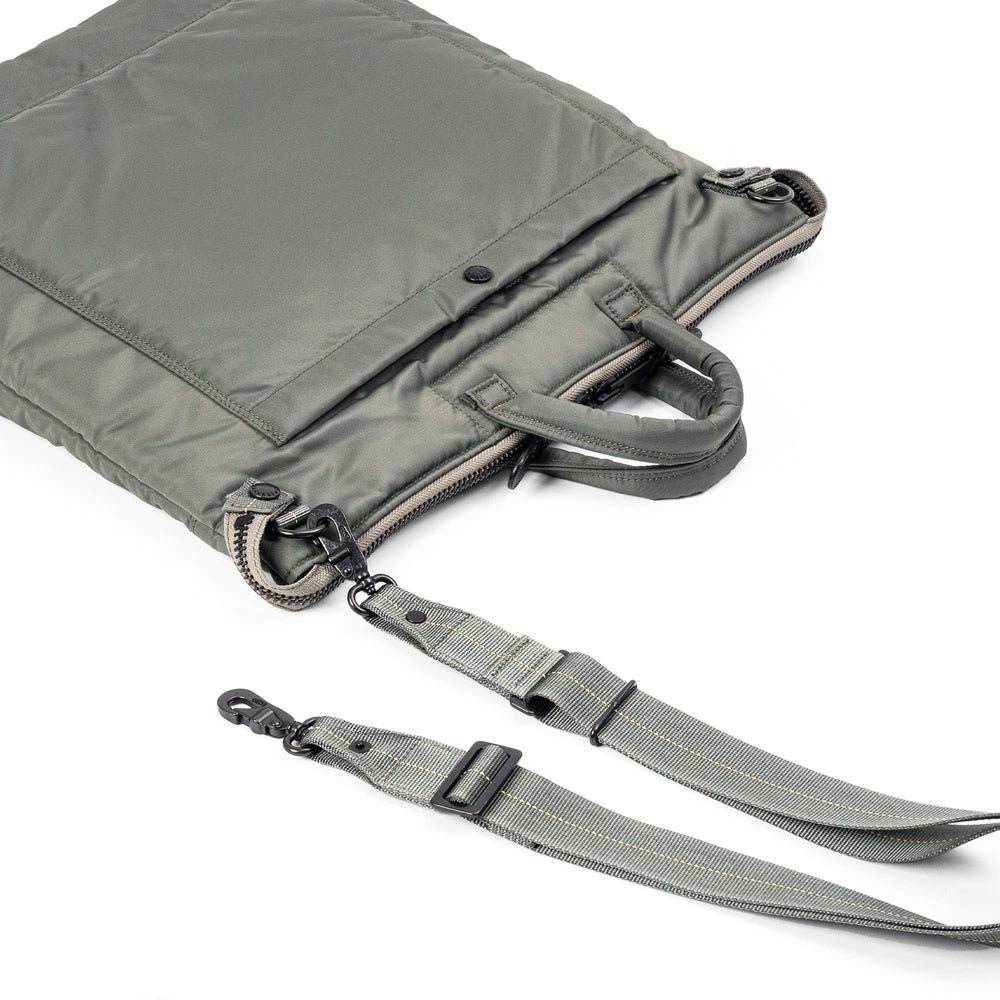 
                      
                        【Edition 30】【数量限定】FLYER’S reflection HELMET BAG トート M HRF-0140N
                      
                    