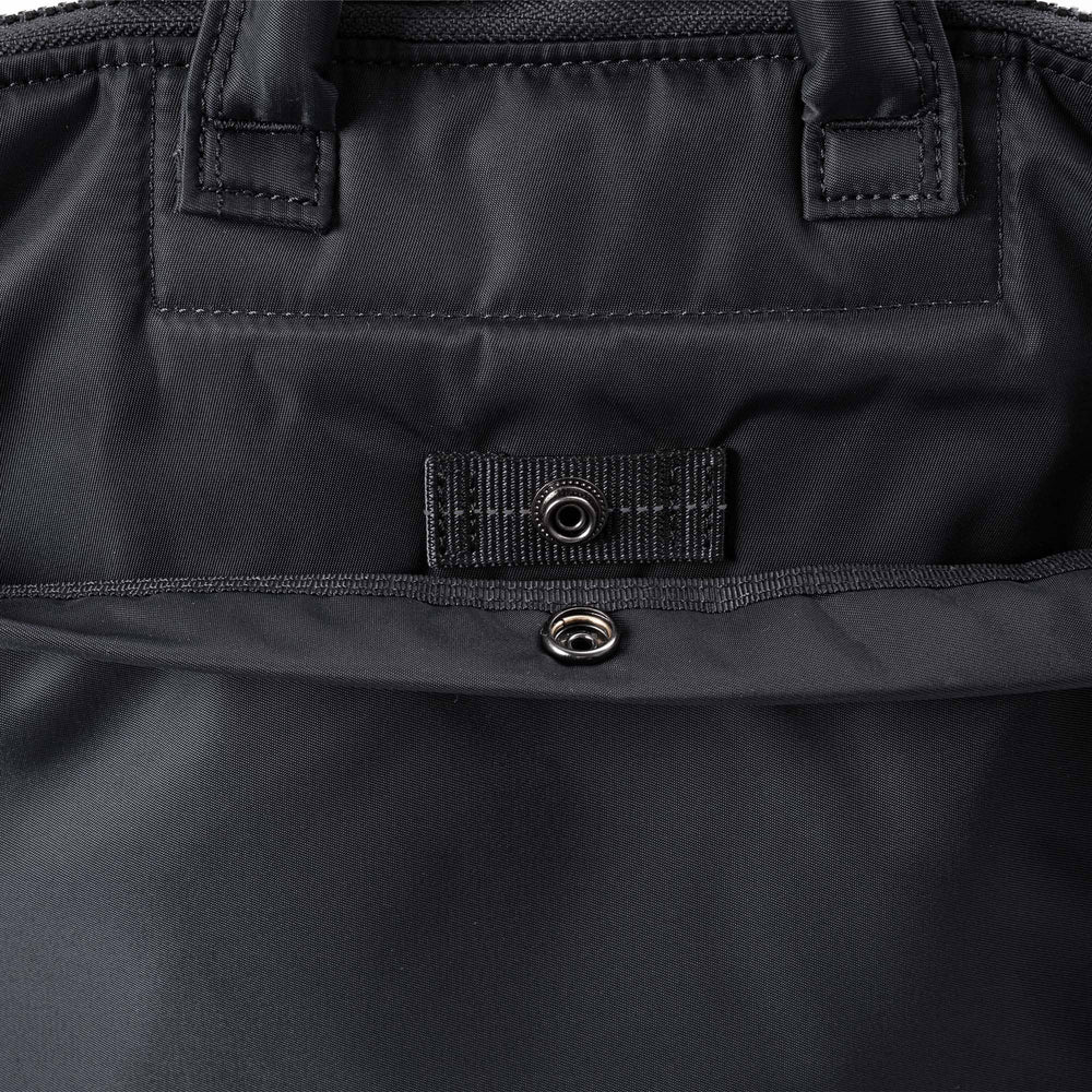 
                      
                        【30周年モデル】【数量限定】FLYER’S reflection HELMET BAG トート L  HRF-0141N
                      
                    