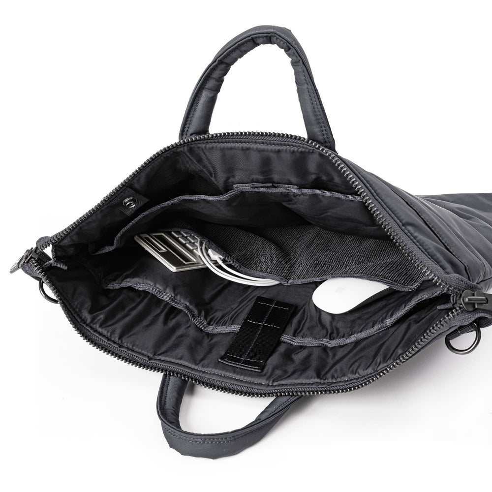 
                      
                        【30周年モデル】【数量限定】FLYER’S reflection HELMET BAG トート L  HRF-0141N
                      
                    