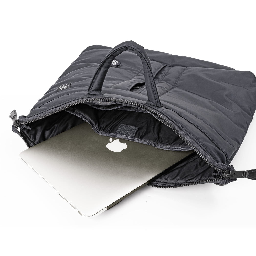 
                      
                        【30周年モデル】【数量限定】FLYER’S reflection HELMET BAG トート L  HRF-0141N
                      
                    